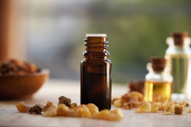 Boswellia reçineli kahverengi tütsü şişesi.