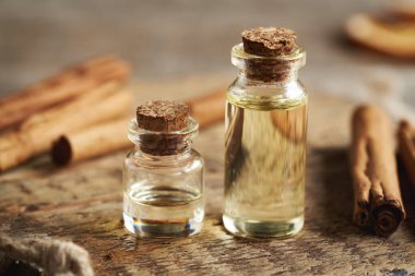 İki şişe aromaterapi, tarçın çubuklu gerekli yağ.