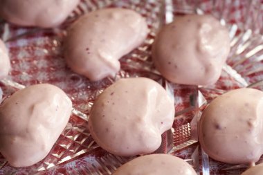 Alternatif sağlıklı tatlılar için yoğurt, süt proteini ve donmuş böğürtlenlerin hazırlanması.