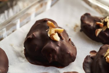 Yunan yoğurdu, fındık ezmesi ve çikolata kaplı akçaağaç şurubuyla yapılmış ev yapımı sağlıklı tatlılar.