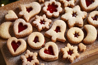 Geleneksel ev yapımı Linzer Noel kurabiyeleri çeşitli şekillerde