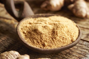 Yerdeki zencefil tozu ve taze kök.