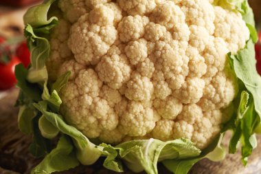 Taze karnabahar ve domates - Ev yapımı glütensiz pizza, yakın çekim