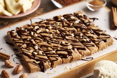 Süt tozu, yulaf ezmesi, akçaağaç pekmezi, tarçın ve fındık ezmesinden yapılmış ev yapımı çikolatalar.