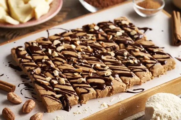 Süt tozu, yulaf ezmesi, akçaağaç pekmezi, tarçın ve fındık ezmesinden yapılmış ev yapımı çikolatalar.