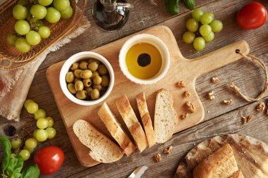 Balzamik sirkeli zeytinyağı, ciabatta, üzüm, domates ve taze fesleğen. İtalyan mutfağı.