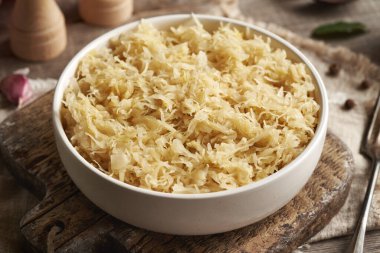 Tahta bir masada mayalanmış lahana ya da lahana turşusu.