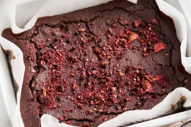 Ev yapımı glütensiz brovniler kırmızı fasulye, yulaf ezmesi ve tavada çikolatadan yapılır.