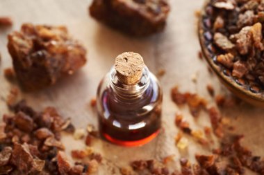 Masasında reçine olan bir şişe temel yağ.