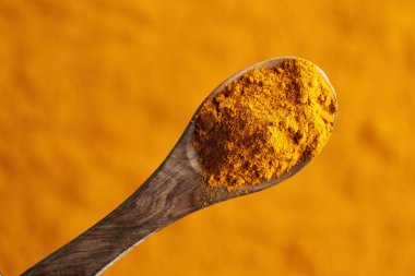 Kaşığın üstünde zerdeçal tozu, üst manzara.