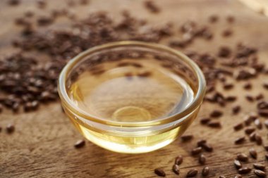 Masadaki cam kasede keten tohumu yağı.