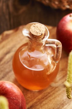 Elma sirkesi, cam sürahide masanın üstünde.