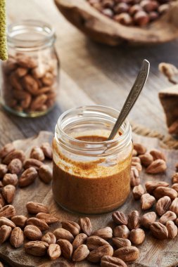 Masadaki ev yapımı fındık ezmesi kavanozu.