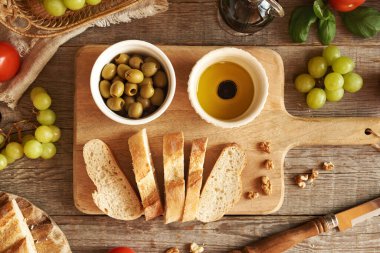 Zeytinyağlı balzamik sirke, İtalyan ciabatta ekmeği, üzüm, fesleğen ve domates, üst manzara
