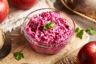 Taze elmalı kırmızı pancar salatası ve cam kasede ekşi krema.