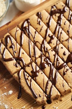 Ev yapımı çikolatalar. Süt tozu, yulaf ezmesi ve çikolata kaplı fındık ezmesi.