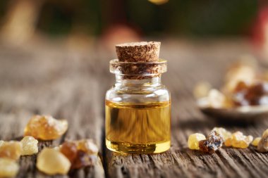 Tütsü, ahşap bir masada cam bir şişede gerekli yağ.   