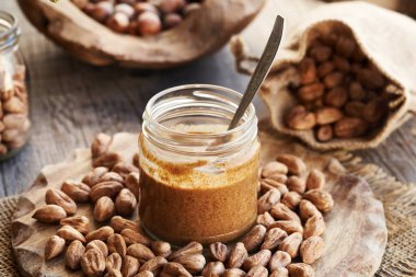 Kurutulmuş fındıklı cam kavanozda ev yapımı fındık ezmesi.