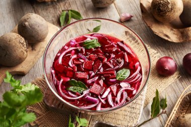 Pancar kökü, soğan, sarımsak ve defne yaprağı ile cam bir kasede mayalanmış pancar kvass hazırlama