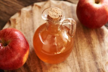 Cam şişedeki elma sirkesi.