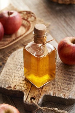 Elma şarabı sirkesi masanın üzerinde cam bir şişede.