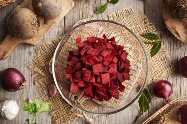 Sarımsak, defne yaprağı, soğan ve tüm baharatla dilimlenmiş pancar kökü. Pancar pancarı hazırlama, üst manzara.