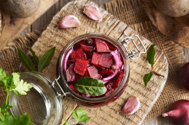 Cam bir kavanozda ev yapımı mayalanmış pancar kvass hazırlama, üst görünüm