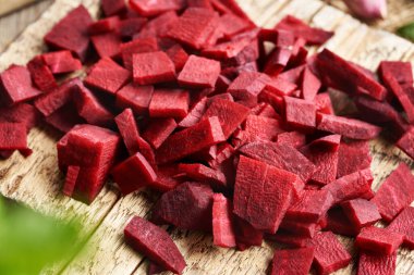 Tahta kesme tahtasında dilimlenmiş pancar kökü - fermente edilmiş kvass hazırlama