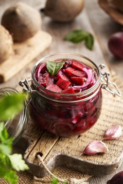 Cam kavanozda dilimlenmiş pancar kökü ve baharatlar - fermente pancar kvass hazırlama