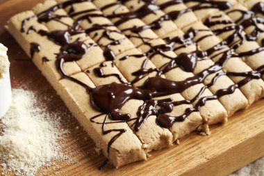 Süt tozu, yulaf ezmesi, akçaağaç şurubu ve fındık ezmesi ile yapılmış ev yapımı atıştırmalık barlar.