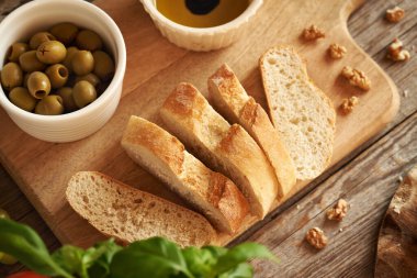 Dilimlenmiş İtalyan ciabatta ekmeği, balzamik sirkeli zeytin yağı, taze fesleğen ve ceviz.