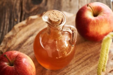 Elma şarabı sirkesi masanın üzerinde cam bir şişede.