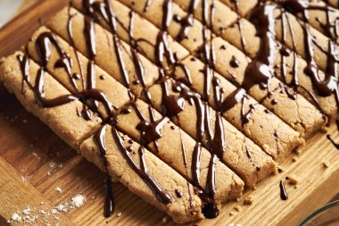 Süt tozu, yulaf ezmesi, akçaağaç şurubu ve fındık ezmesinden yapılmış ev yapımı atıştırmalıklar.