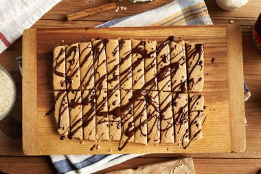 Beyaz protein tozu, yulaf lapası, susam tahini, akçaağaç şurubu, tarçın ve vanilya ile yapılmış ev yapımı fırınsız atıştırmalıklar.