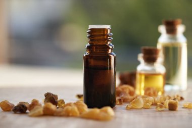 Masasında tütsü reçinesi olan bir şişe aromaterapi.