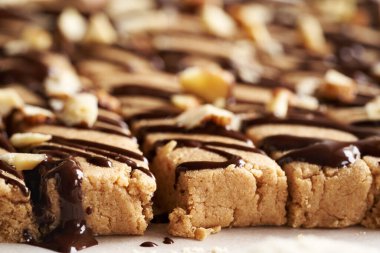 Süt tozu, yulaf ezmesi, akçaağaç şurubu ve fındık ezmesinden yapılmış ev yapımı büfeleri kapatın.