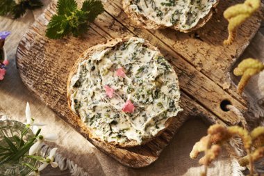 Isırgan otu yağı. Yenebilir yabani bitkilerden yapılan ev yapımı ekmek. Baharın başında toplandı.