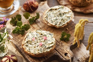 Isırgan otu yağı. Yenebilir akciğer otu çiçekleri ile bahar aylarında hasat edilen yabani bitkilerden yapılan ev yapımı ekmek.