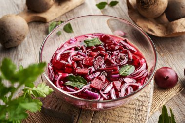 Şeffaf cam bir kase içinde ev yapımı mayalanmış pancar kvass hazırlama