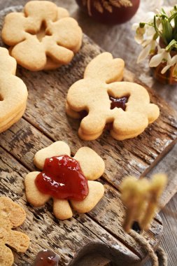 İlkbaharda Linzer Paskalya kurabiyelerini çilekli marmelatla doldurmak