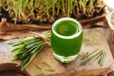 Taze yeşil arpa çim suyu ve masada yetiştirilmiş bıçaklar.