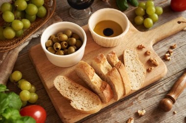 İtalyan ciabatta ekmeği, zeytinyağı, üzüm ve cevizli balzamik sirke.