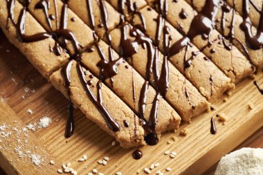 Süt tozu, yulaf ezmesi, akçaağaç şurubu ve susam tahininden yapılmış ev yapımı sağlıklı atıştırmalıklar.