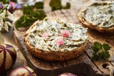 Isırgan otu yağı ve bahar başında toplanmış akciğer otu çiçekli bir dilim ekmek.                    