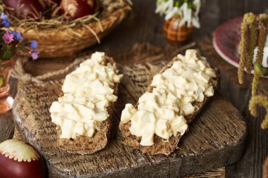 Baharda arta kalan paskalya yumurtalarından yapılmış iki dilim ekmek.