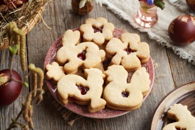 Masadaki kırmızı tabakta Linzer Paskalya kurabiyeleri