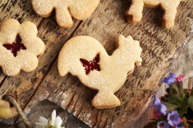 Çilekli marmelatla doldurulmuş horoz şeklinde ve şekerle kaplanmış Linzer Paskalya kurabiyesi.