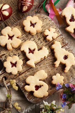 Paskalya hayvanları şeklinde Linzer kurabiyeleri ve çilek reçeli dolu çiçekler ve şekerle kaplanmış, süslenmiş yumurtalar.