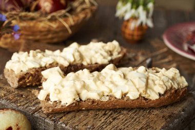 Baharda arta kalan paskalya yumurtaları ve ekşi kremadan yapılmış ekmek.