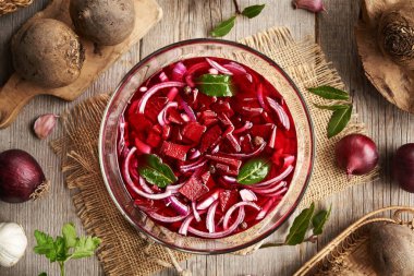 Cam kasede mayalanmış pancar kvass hazırlama, üst görünüm